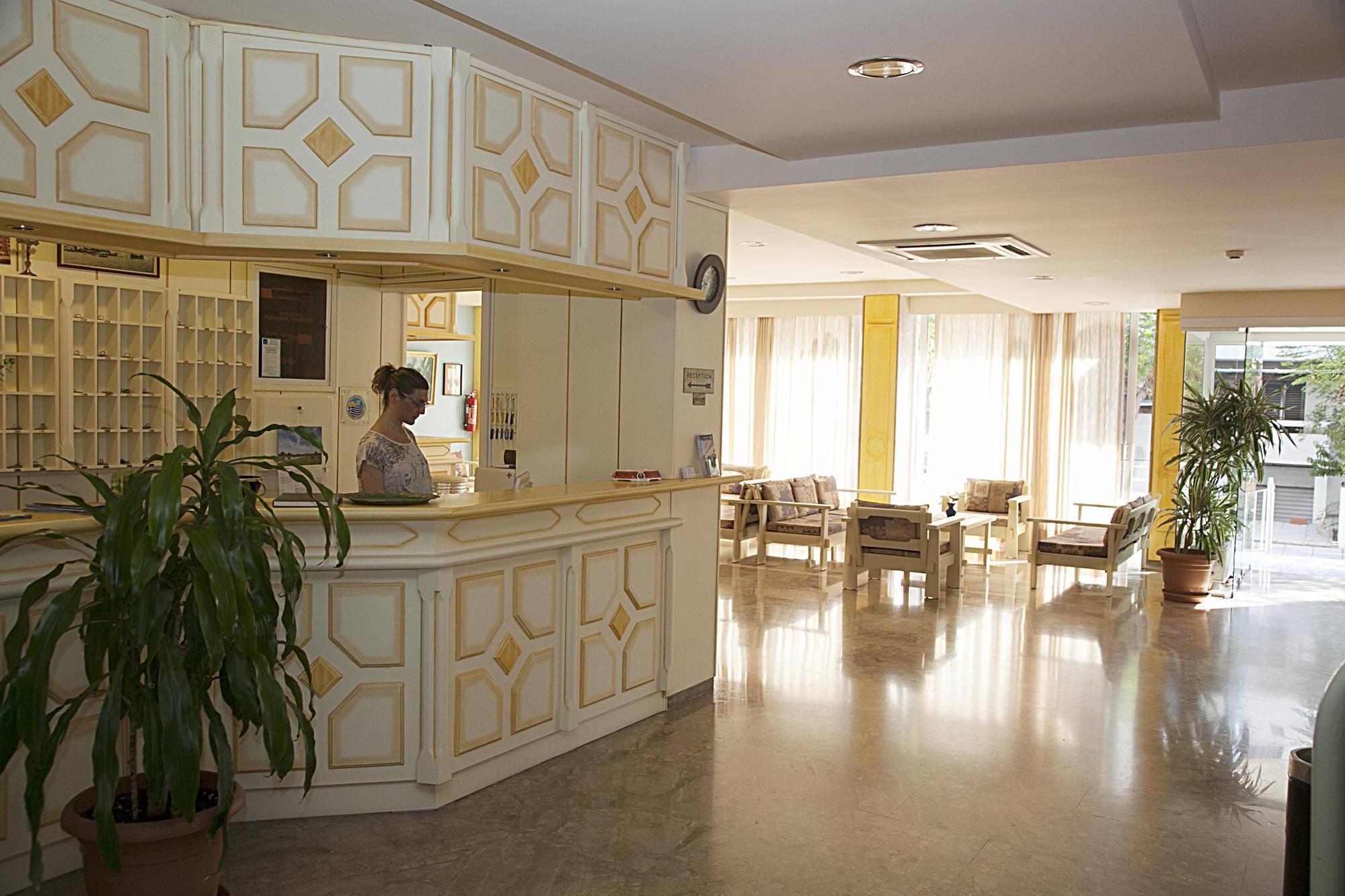 Hotel Theonia 2*