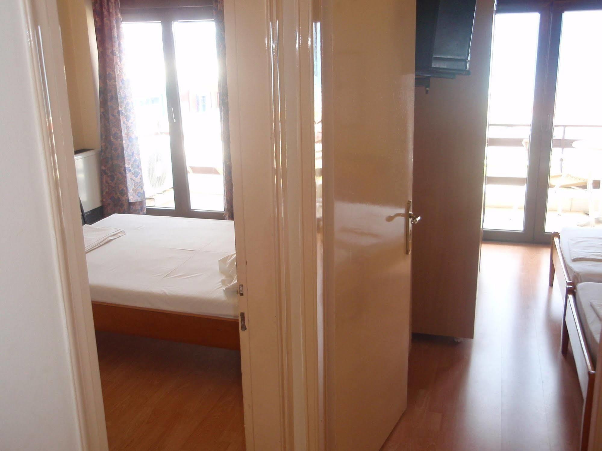 Atlantis Hotel 2*