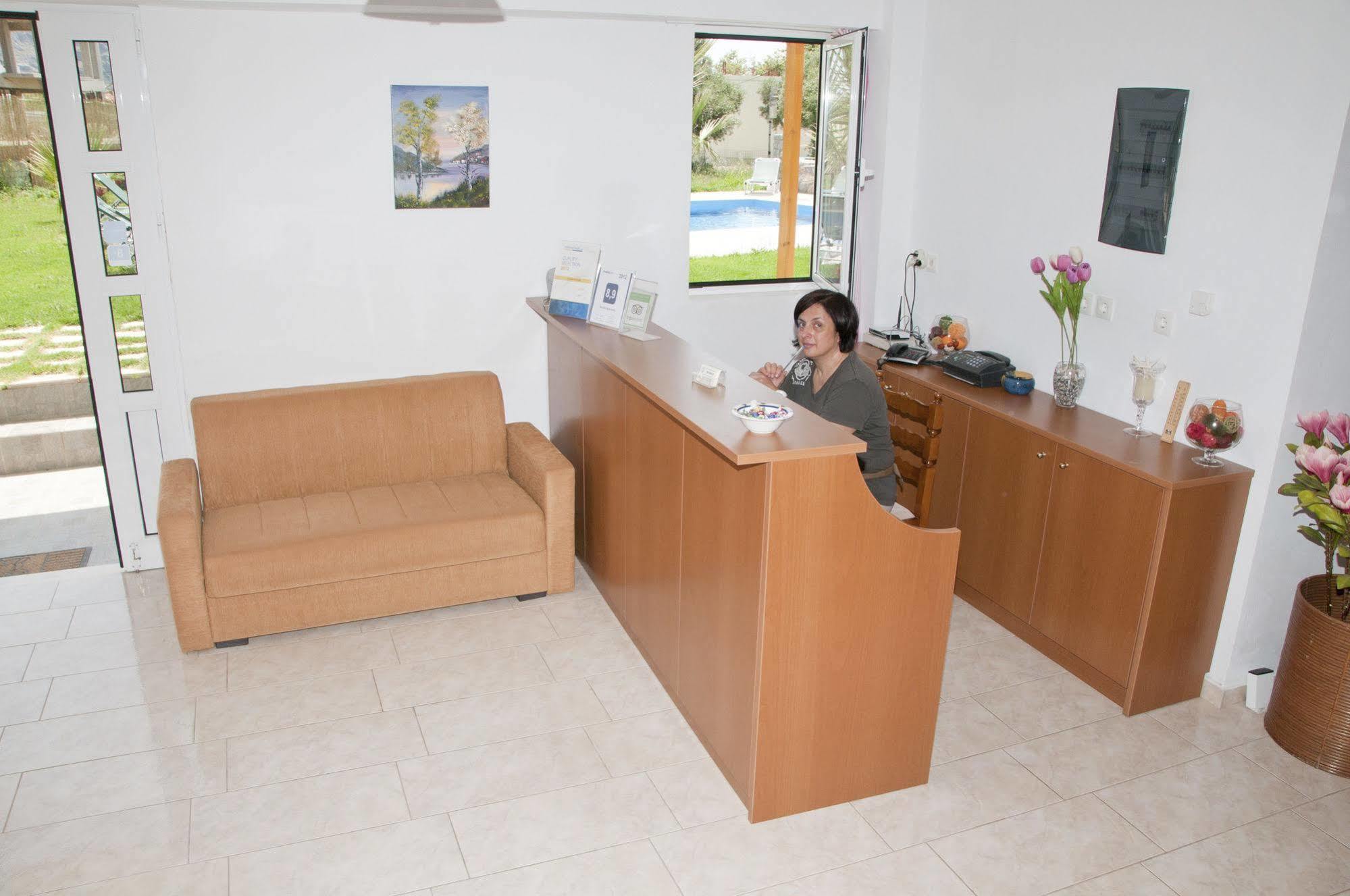 Manolis Aparthotel 3*