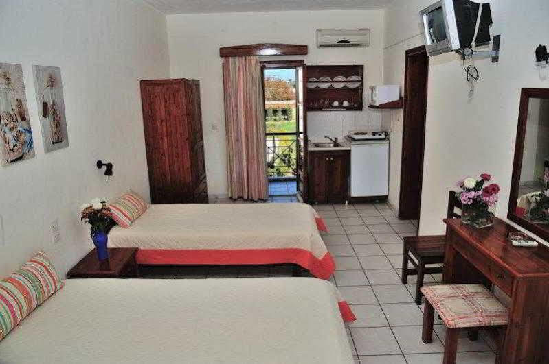 Manolas Aparthotel 3*