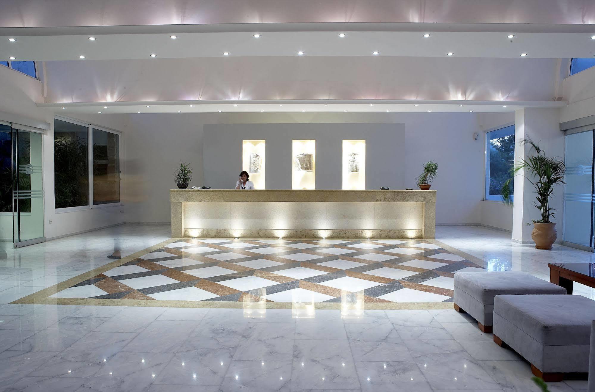 Hotel Avra Beach 4*