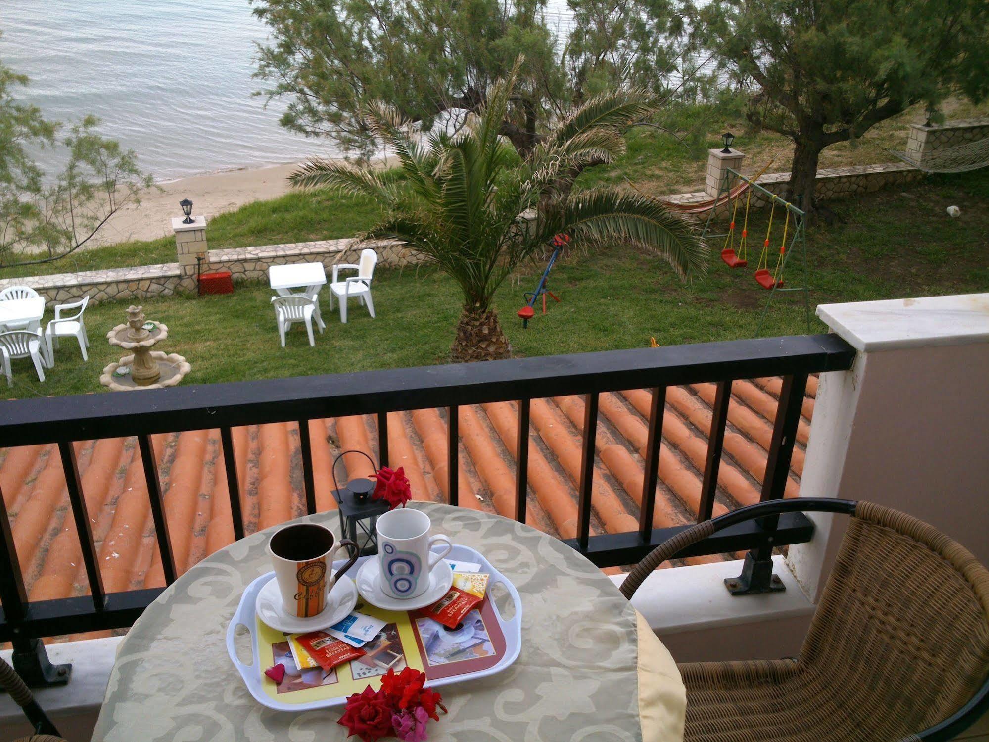 Kavos Psarou & *