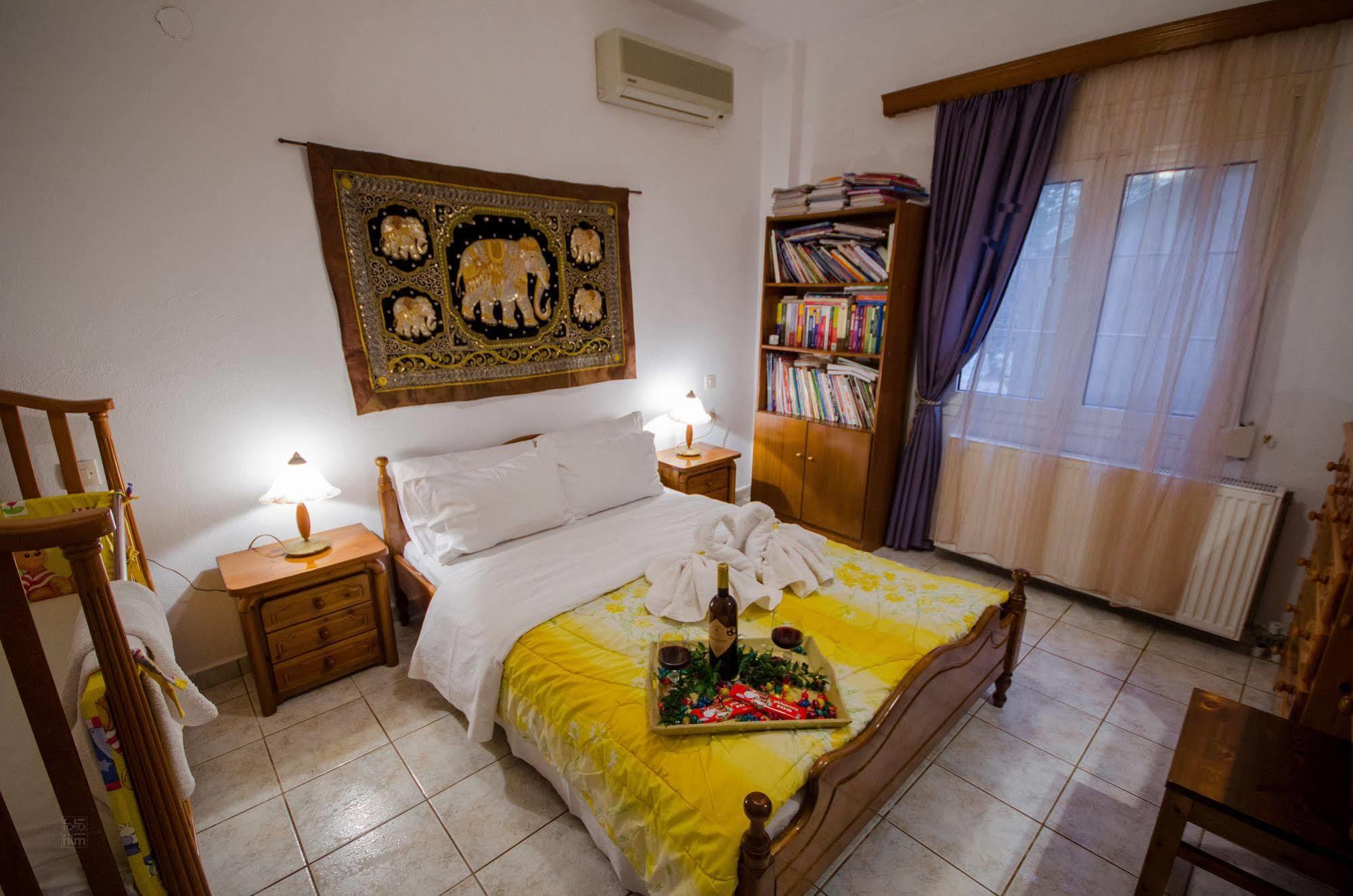 Tzaneria Hotel *