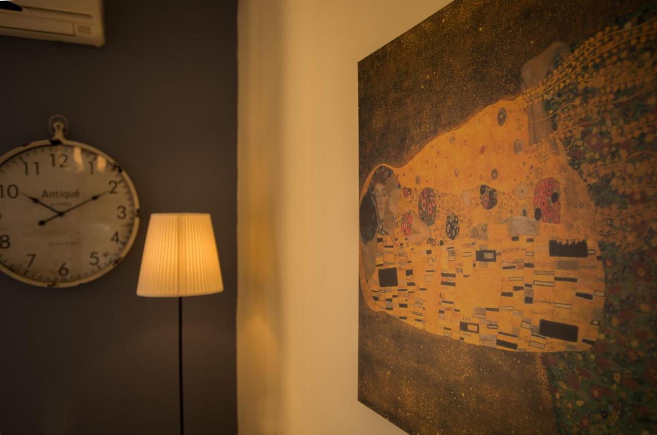 Golden Sun Apartment *