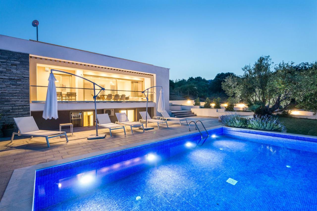 Afisia Villa