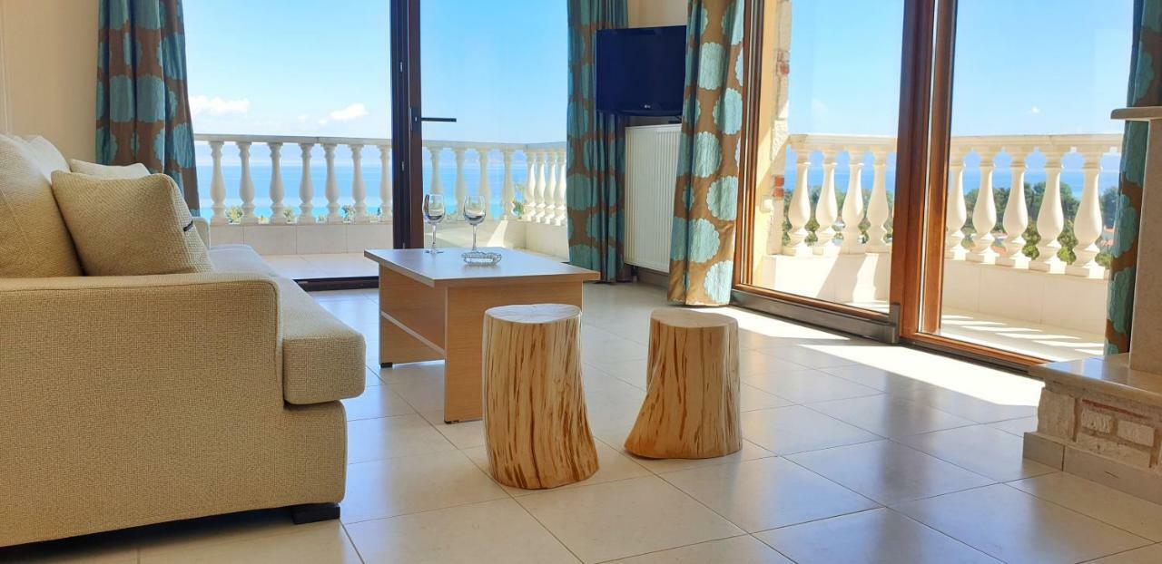 White Tennis & Apartment Pefkochori