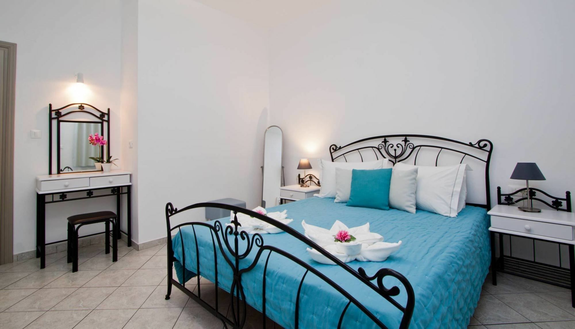 Nemesis Aparthotel Fira (Santorini)