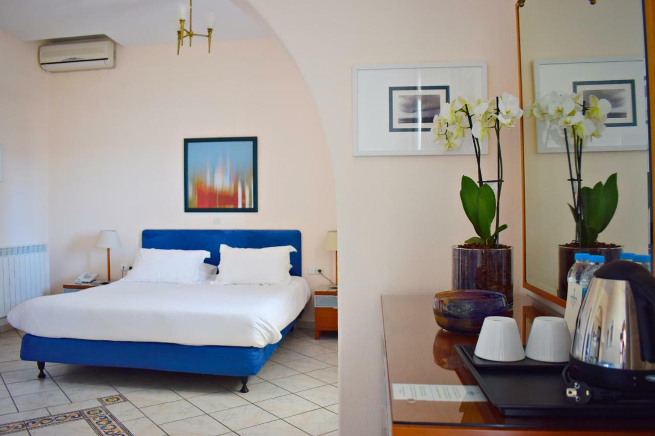 Adonis Hotel 4*