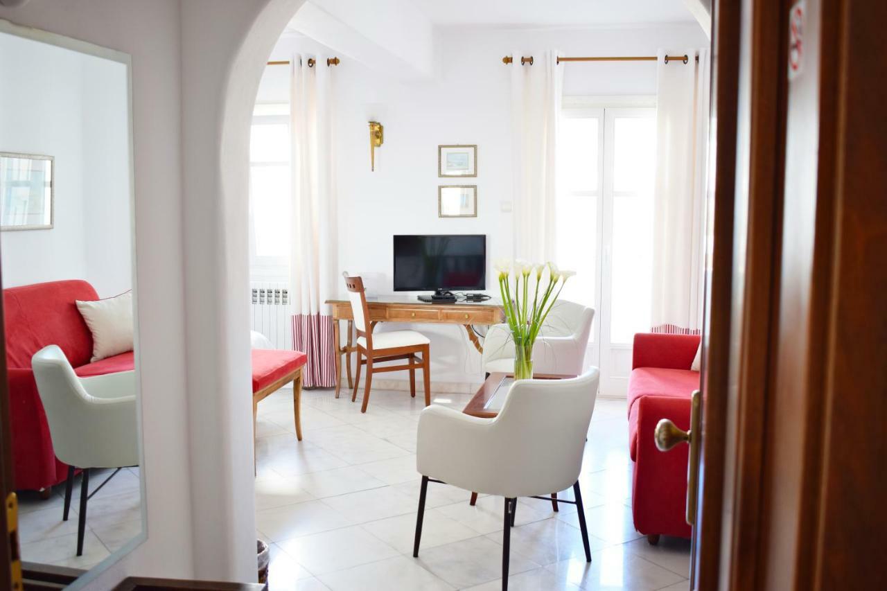 Adonis Hotel