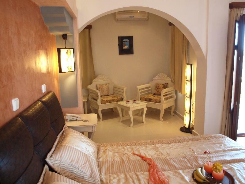 Hotel Smaragdi Perivolos (Santorini)