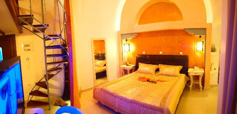 Smaragdi Hotel Perivolos (Santorini)