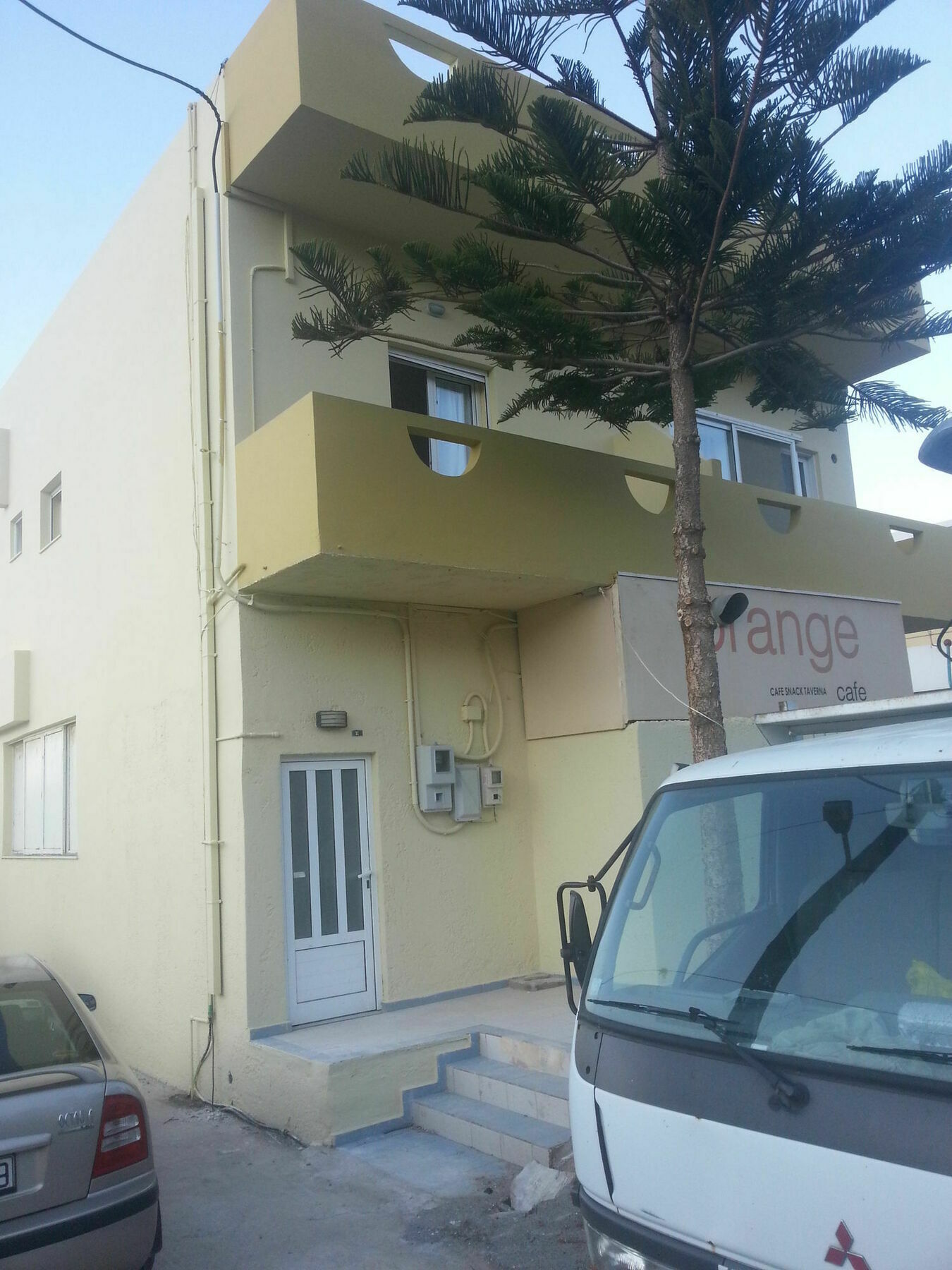 Orange Apartment *