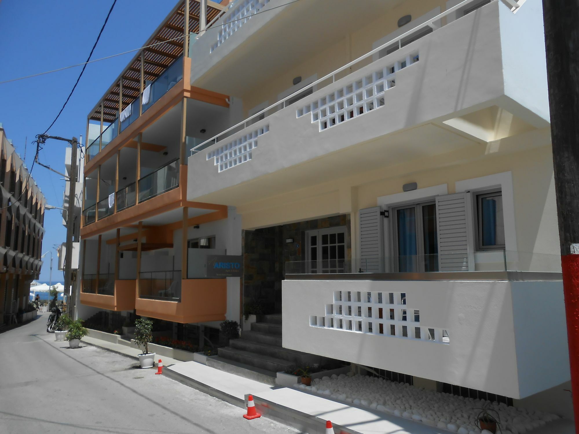 Aristo Apts 3*
