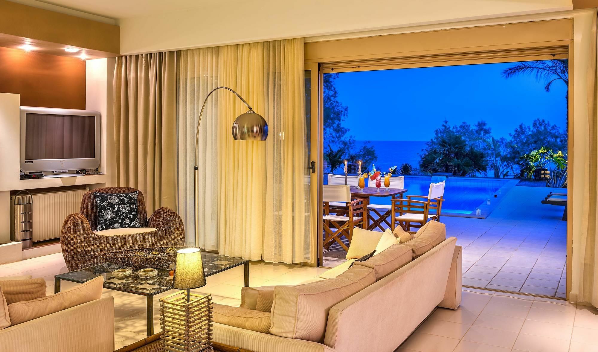 Beachfront Luxury Villa South Crete, 500M To Restaurant & Bbq!! Villa Makry Gialos (Crete)