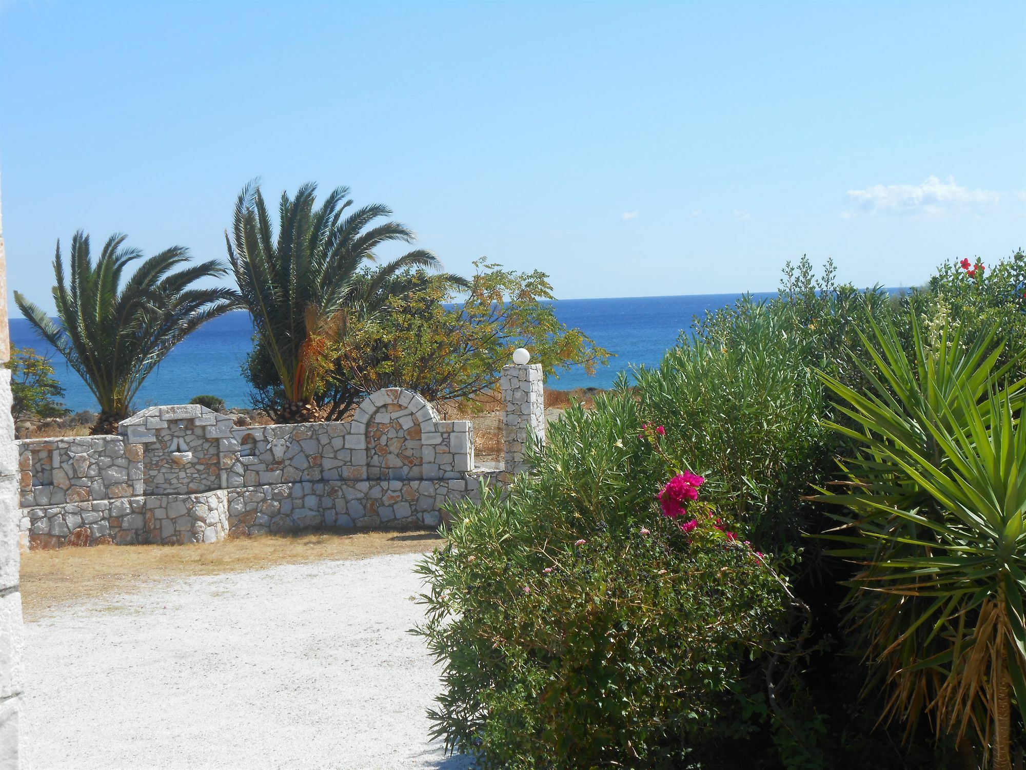 Iris And 2* Gialos (Crete)
