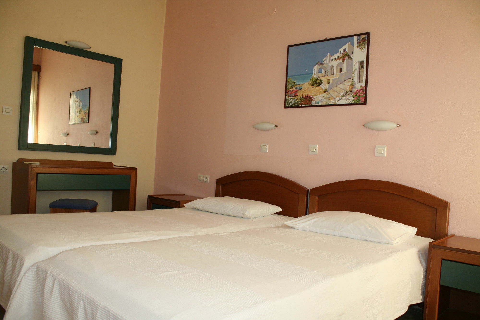 Iris And 2* Gialos (Crete)
