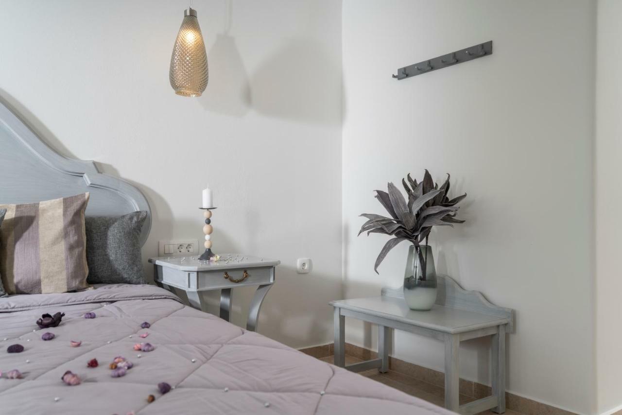 Smaragdi 3* Perivolos (Santorini)
