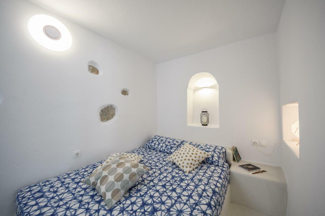 The Luna Emporio (Santorini)