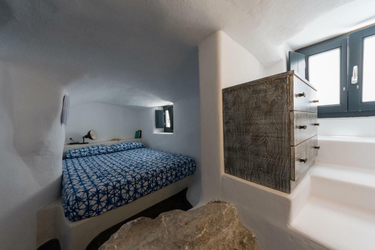 The Luna Emporio (Santorini)