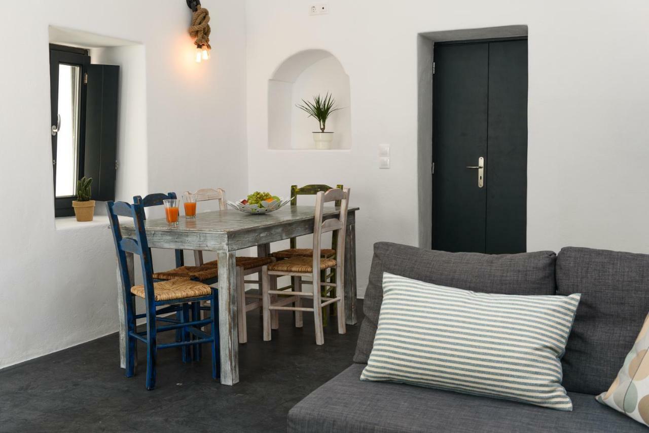 The Luna Emporio (Santorini)