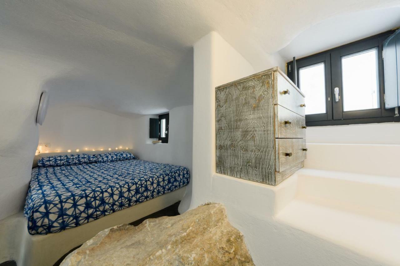 The Luna Emporio (Santorini)