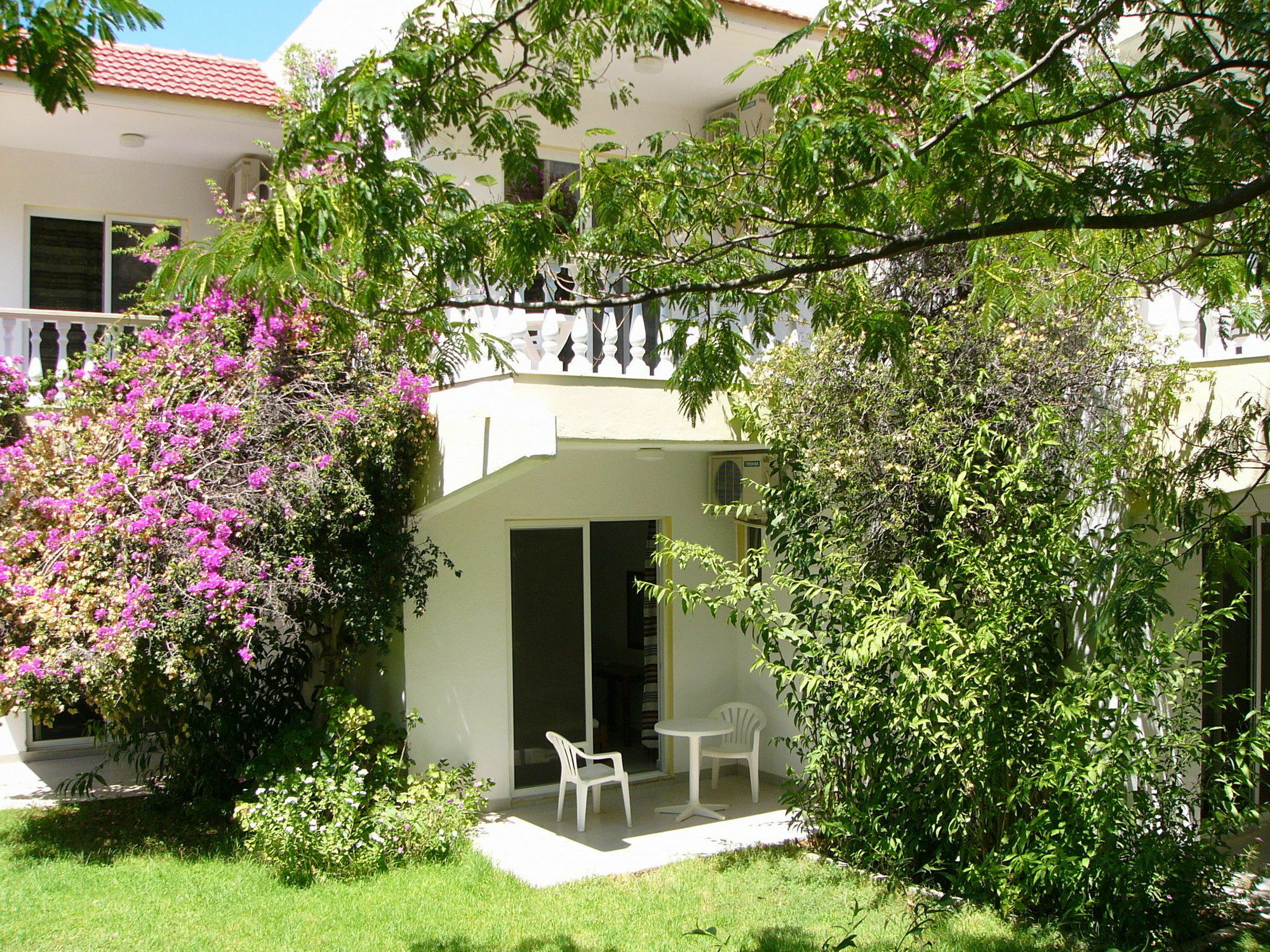 Helgas Paradise Hotel 2*
