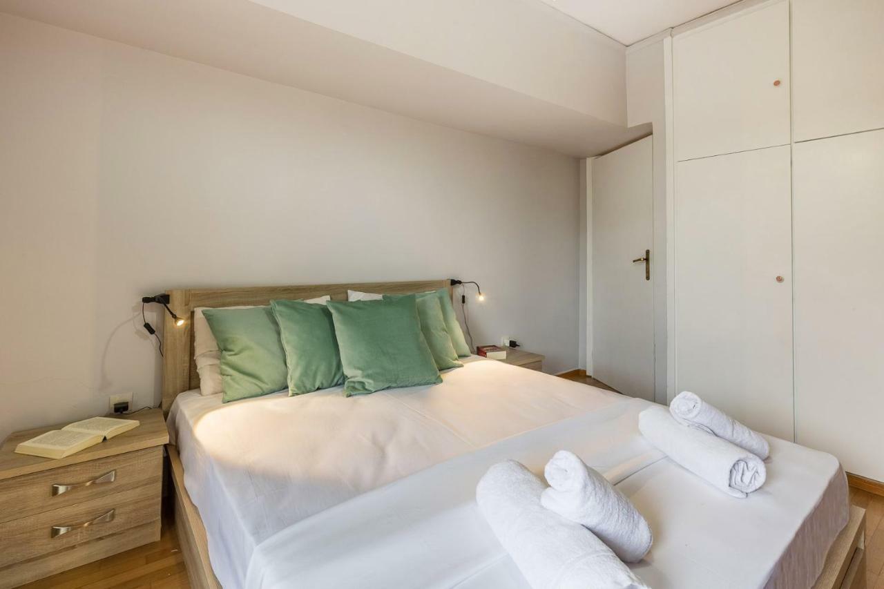 Holodek : Parthenon Apartment