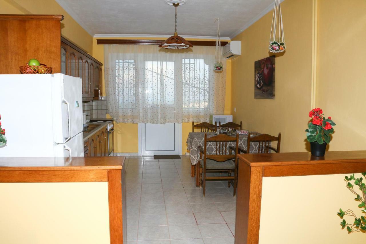 Nikolas View House *