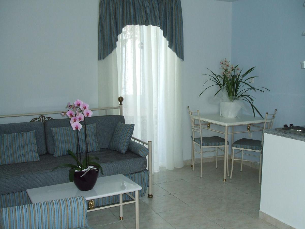 Preka Maria Kamari (Santorini)