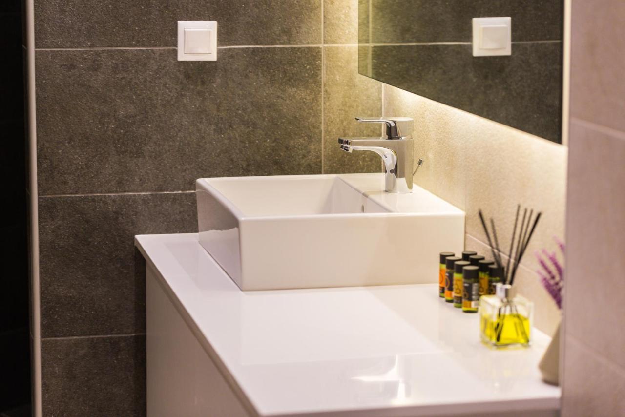 Aelia I Modern & Ideal For Large Groups *