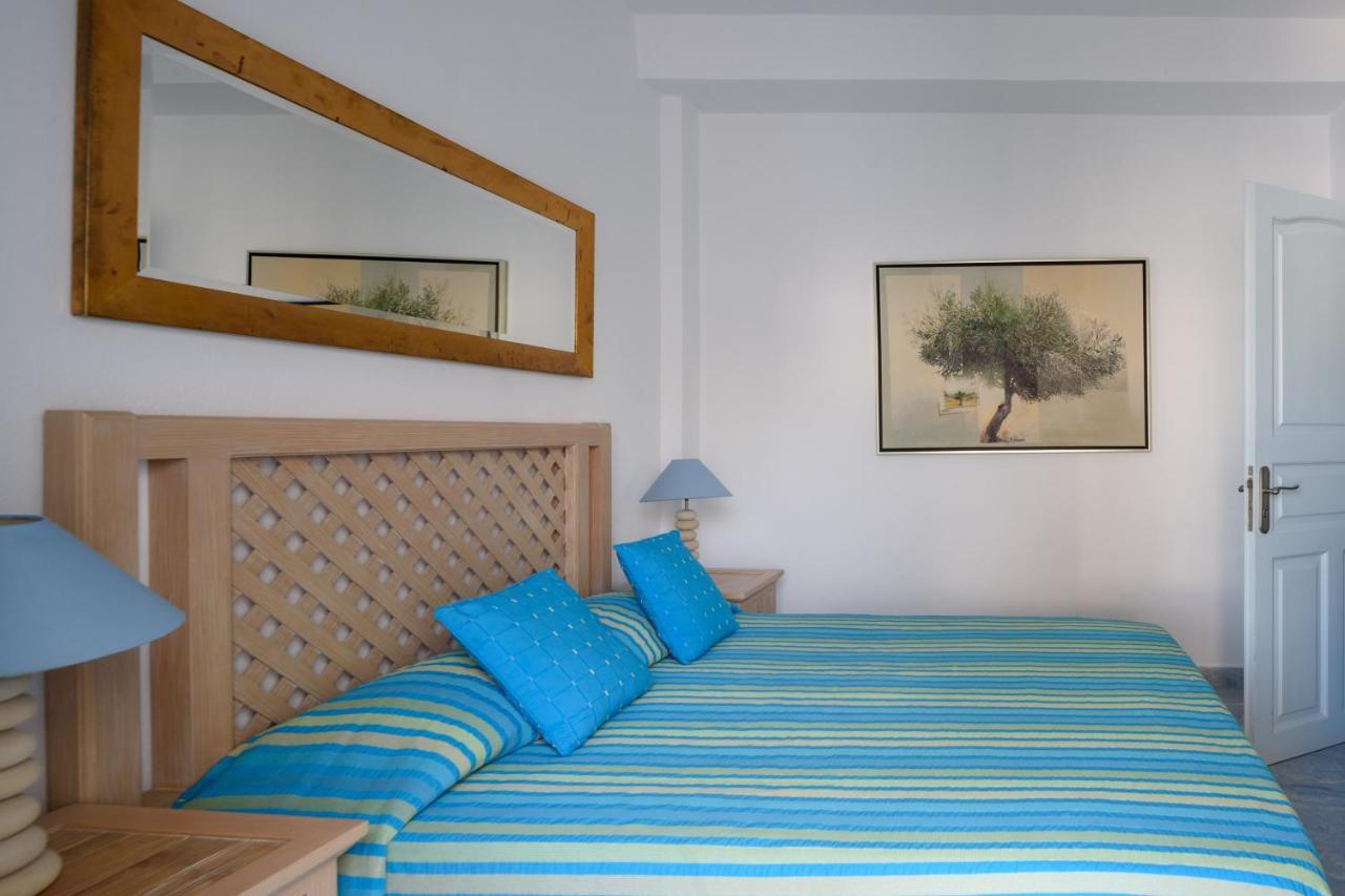 Alesahne Kamari (Santorini)