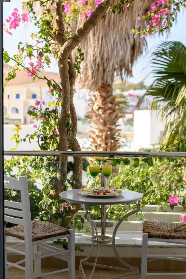Alesahne Kamari (Santorini)