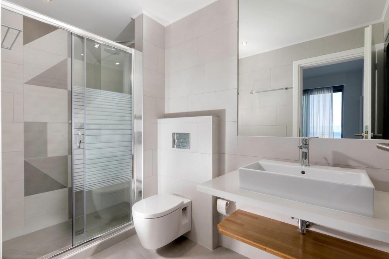 Villa Emerald With Swimming Pool In