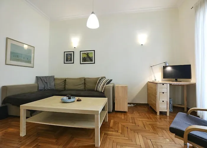 Cozy Apt. With Veranda In Exarcheia