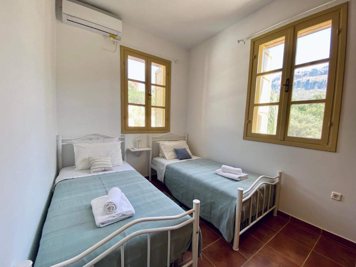 To Petrino Apartment Megisti