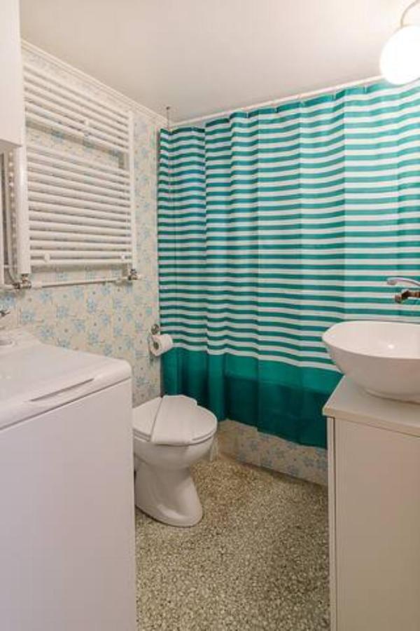 Cozy Apt. With Veranda In Exarcheia Athens