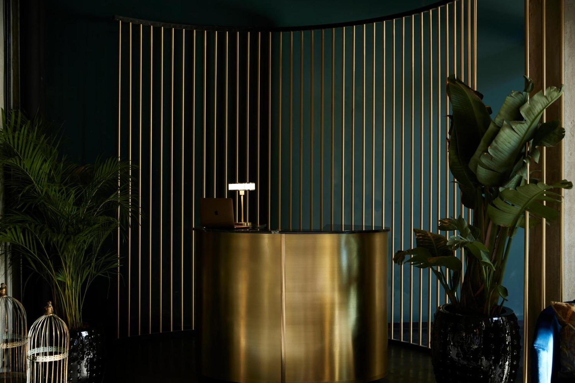 Skylark, Aluma & Hotel