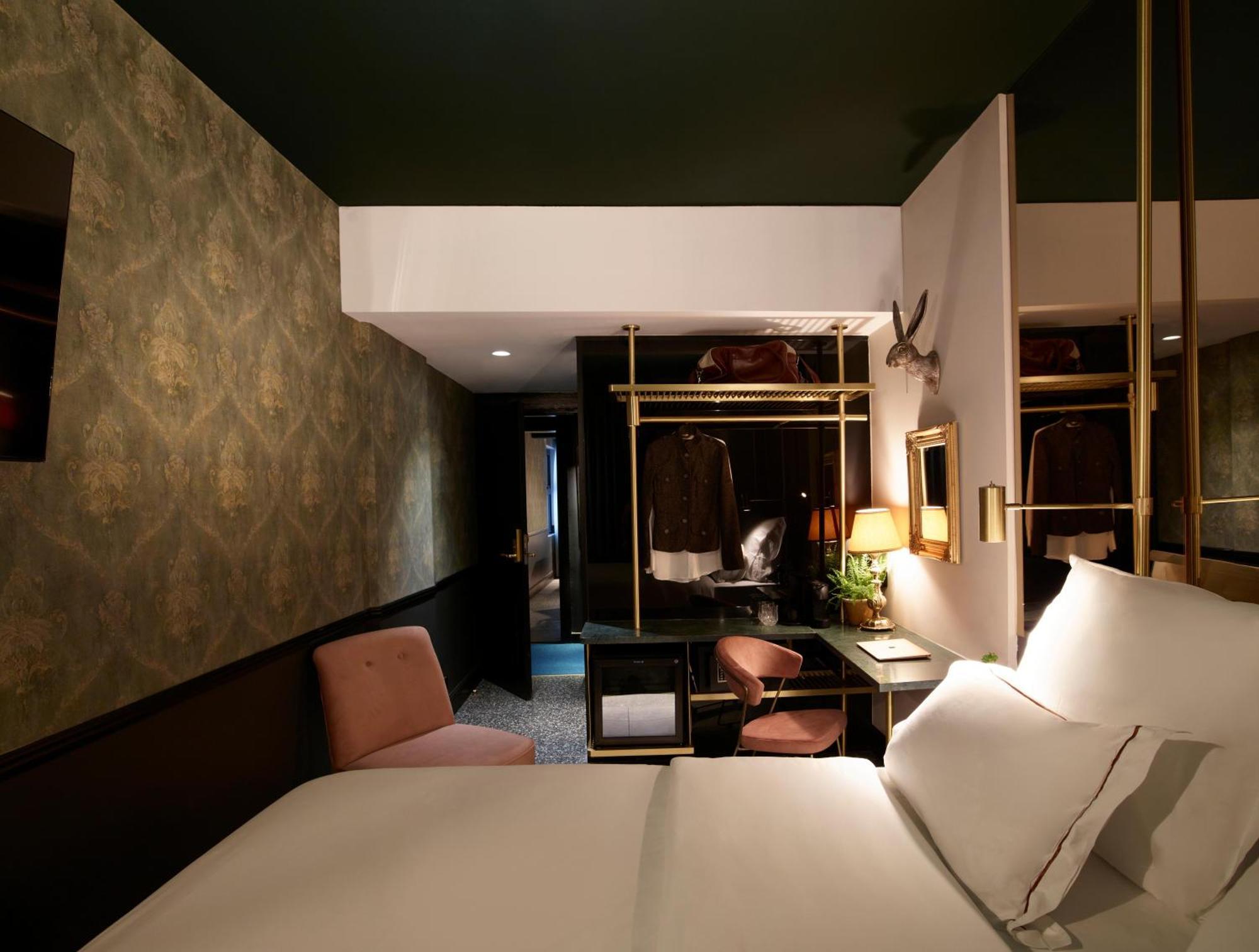 Skylark, Aluma & 4* Athens