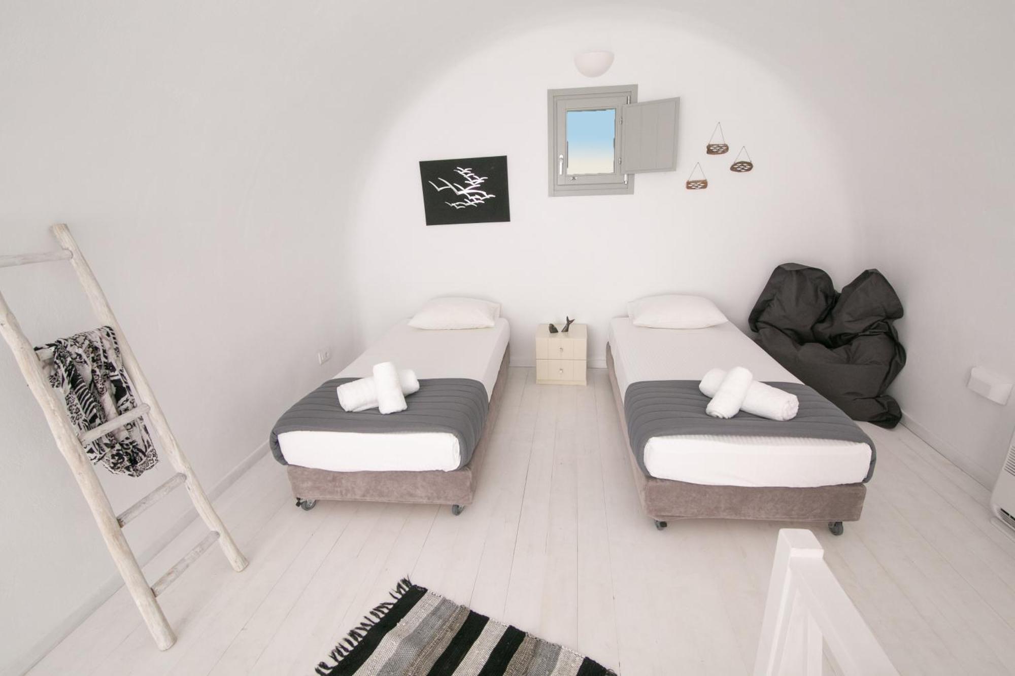 Apartment Shades Of White Emporio (Santorini)