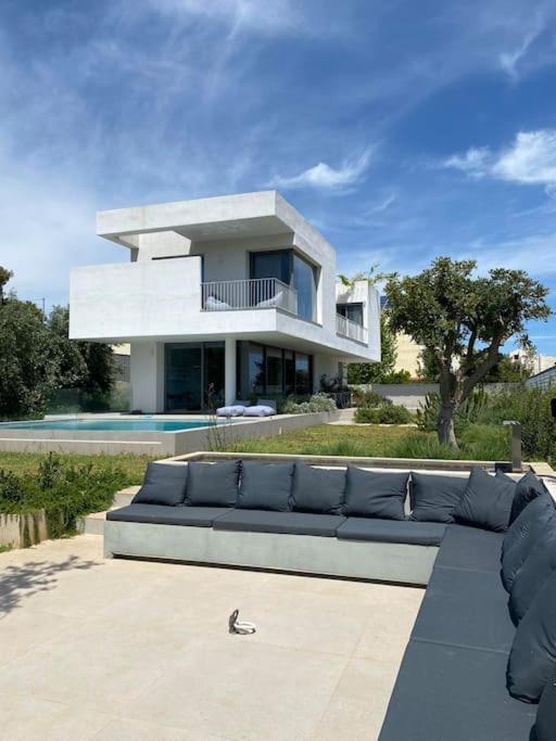 Villa Seaside With A Pool
