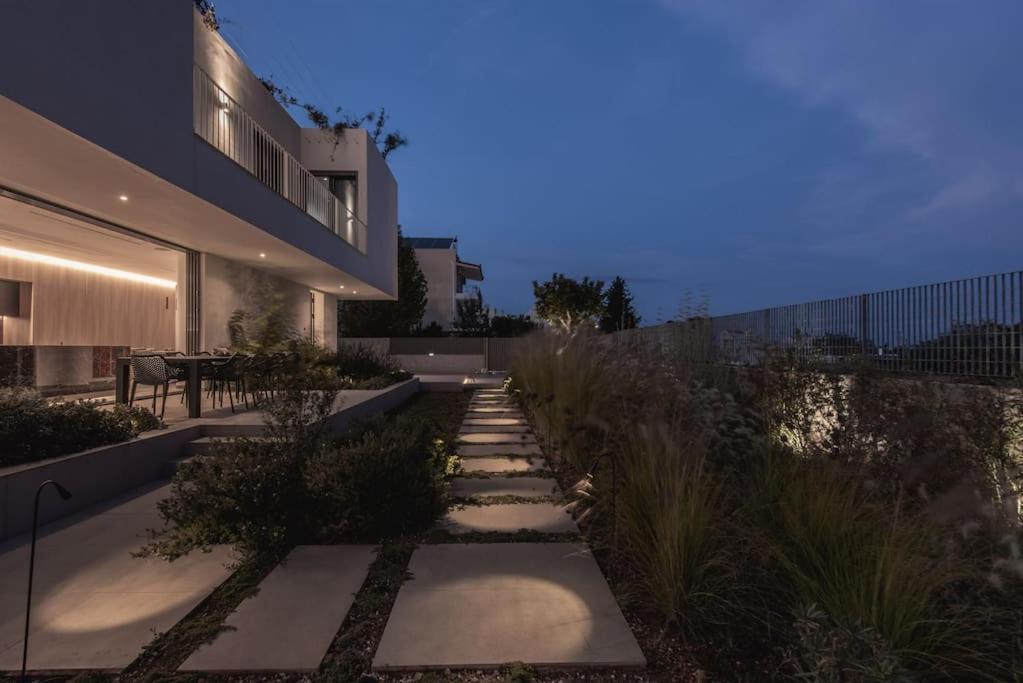Villa Seaside With A Pool