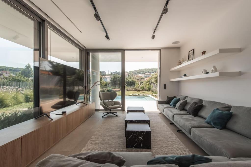 Villa Seaside With A Pool *