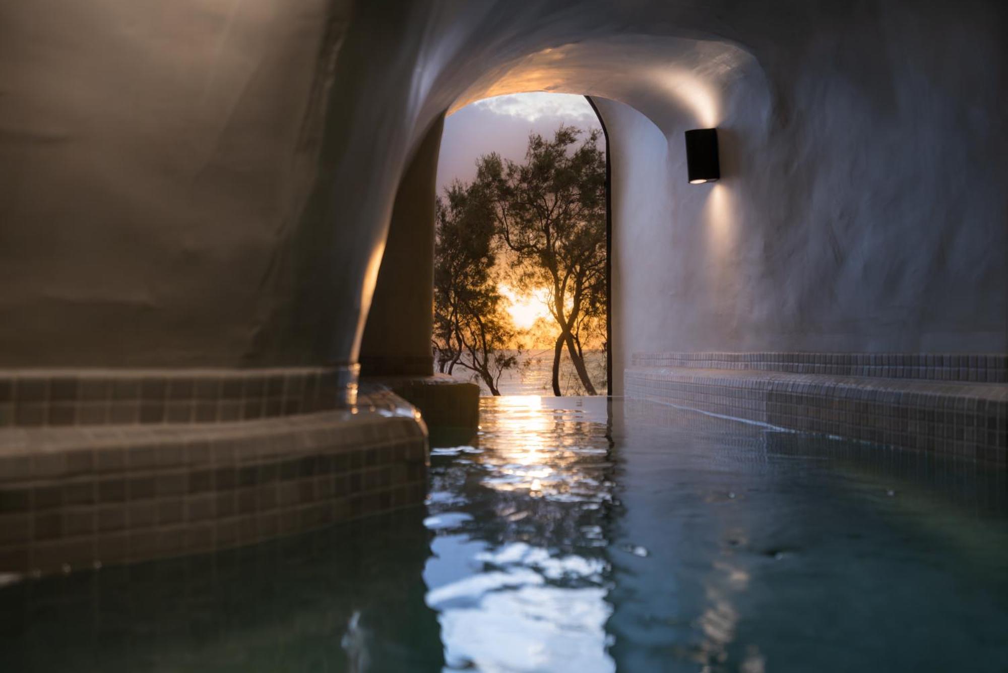 Neoma Luxury Aparthotel Karterados (Santorini)