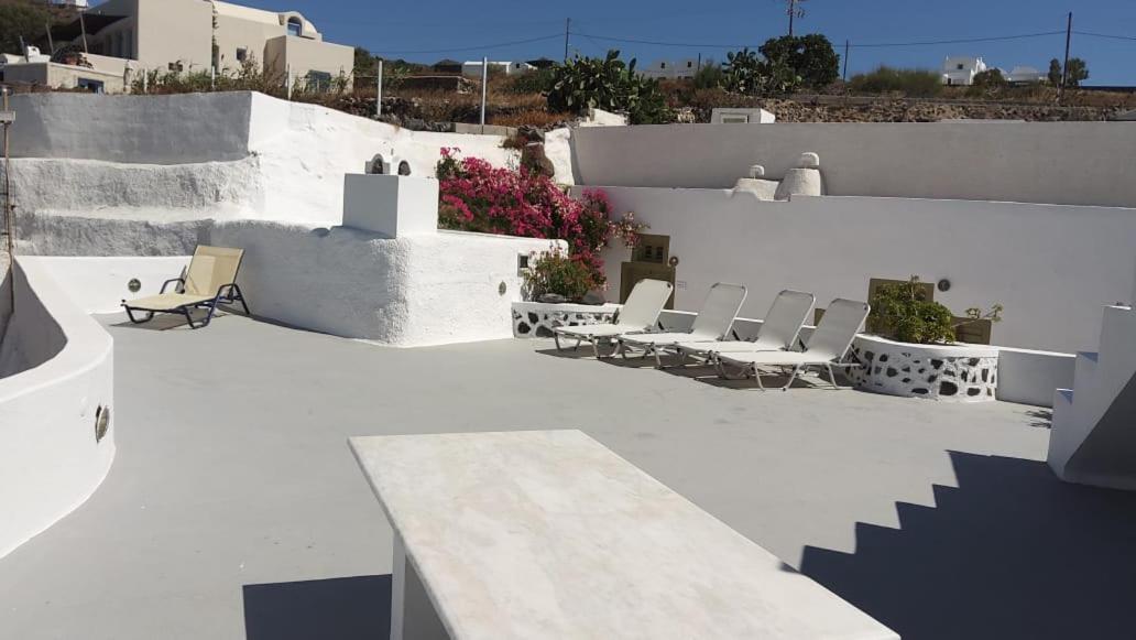 Palm Tree Hill Oia (Santorini)