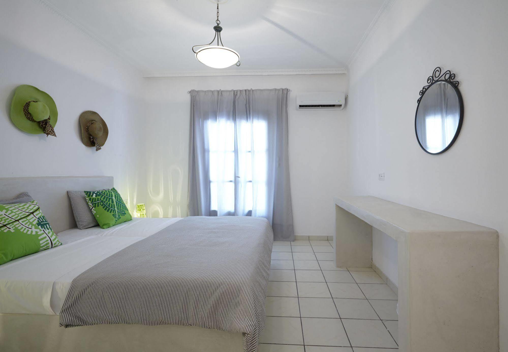 Fenix Perissa (Santorini)