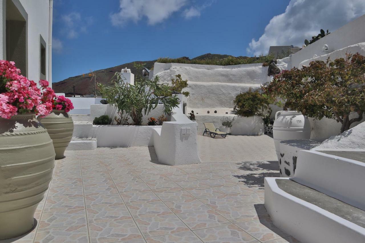 Palm Tree Hill Oia (Santorini)